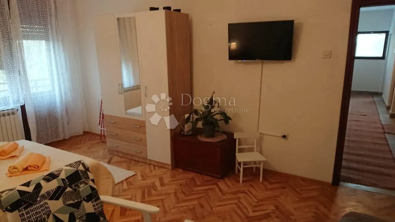 kuća s lokalom i pomoćni objekt mirna lokacija - slika 6