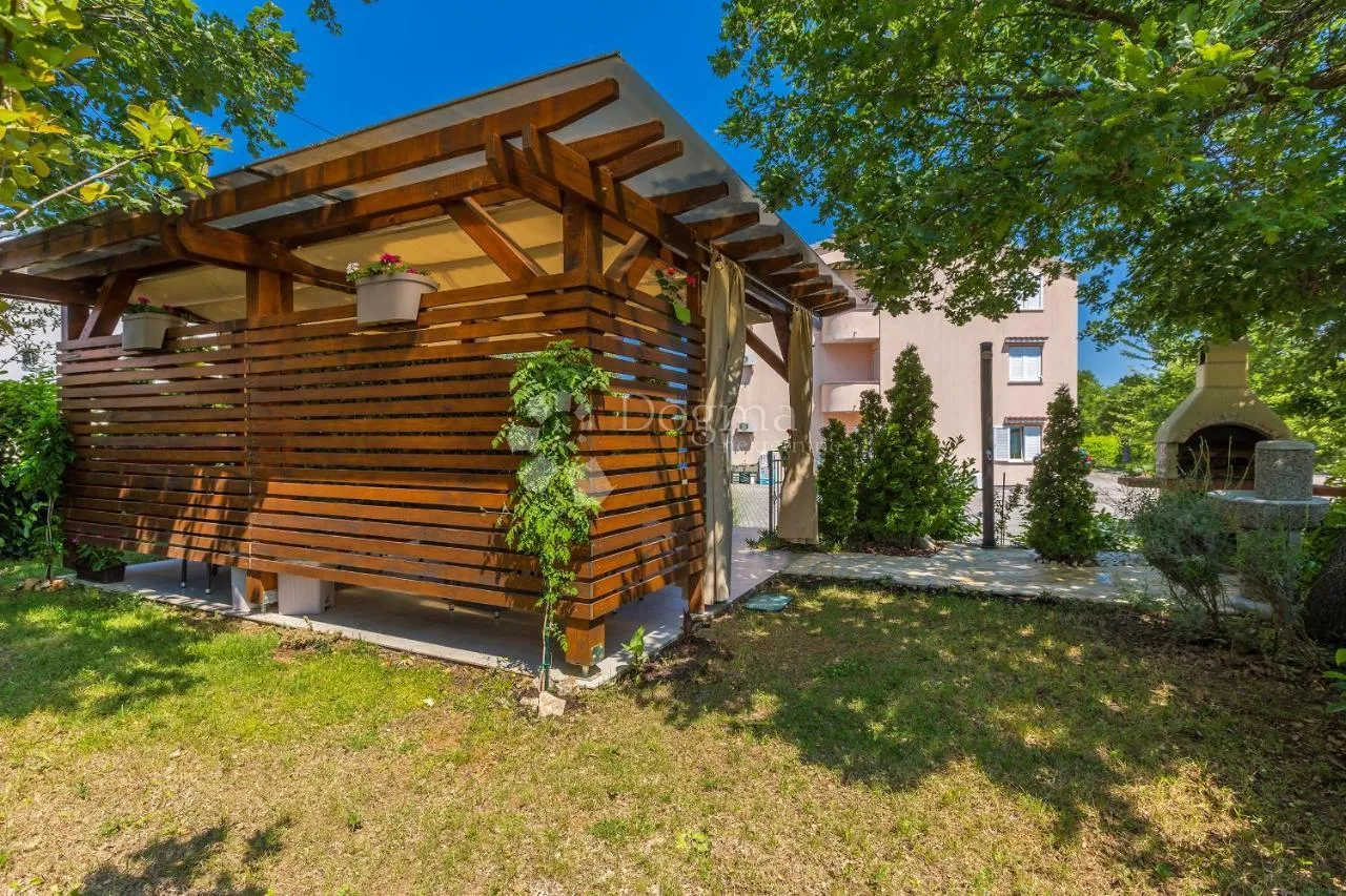 malinska - apartman s velikom okućnicom - slika 10