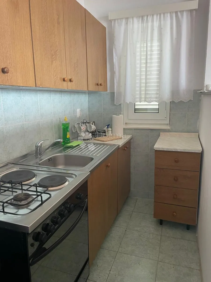 senj, kuća s dva stana i okućnicom. - slika 12