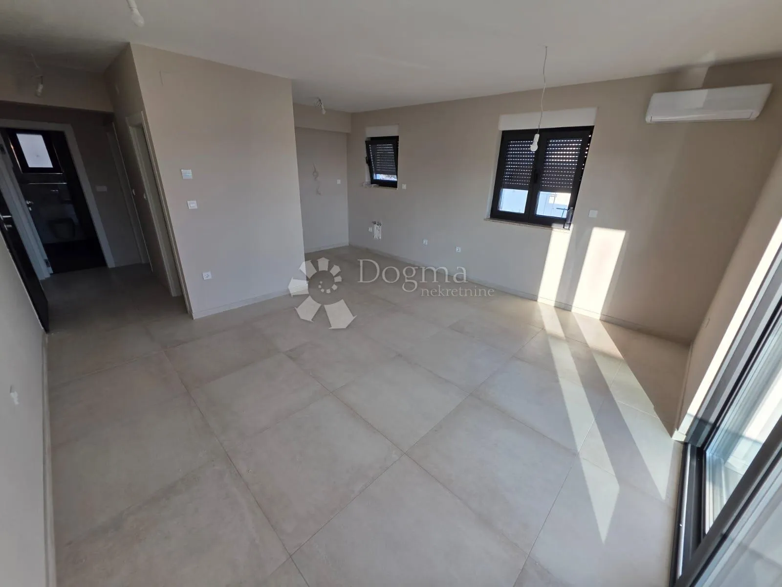 rogoznica- prizemlje u novogradnji 70m od mora - slika 9