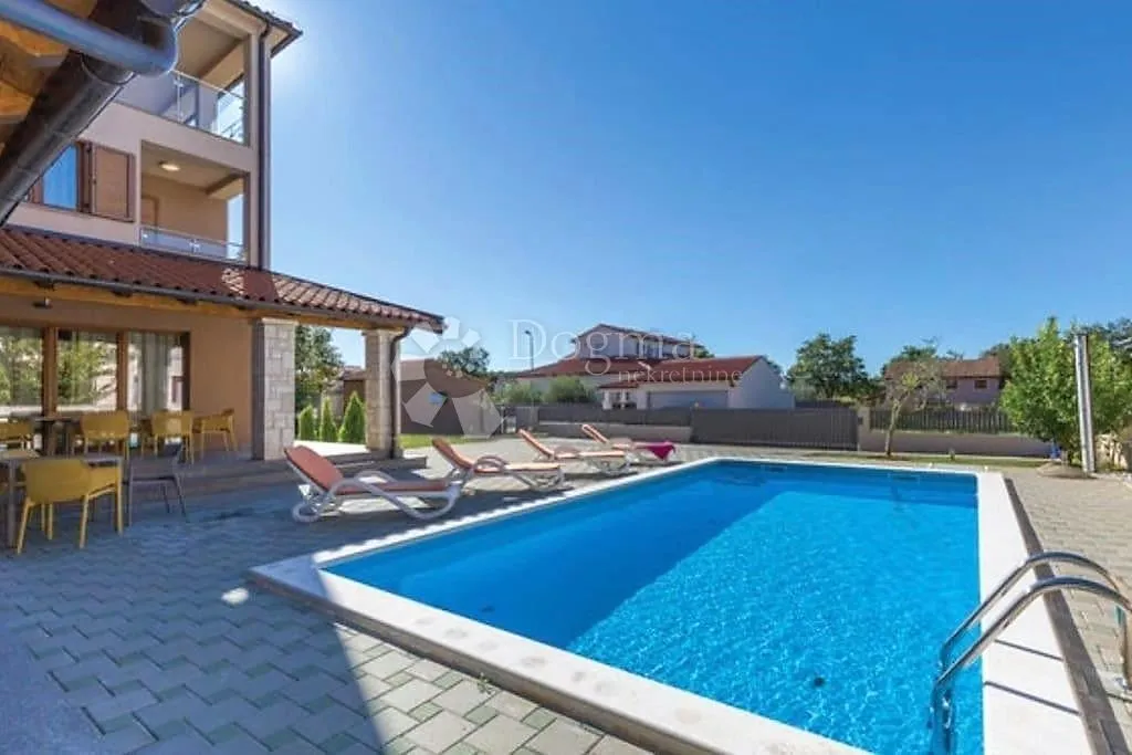 luksuzna kuća sa 4 stana 200 m od mora - slika 2