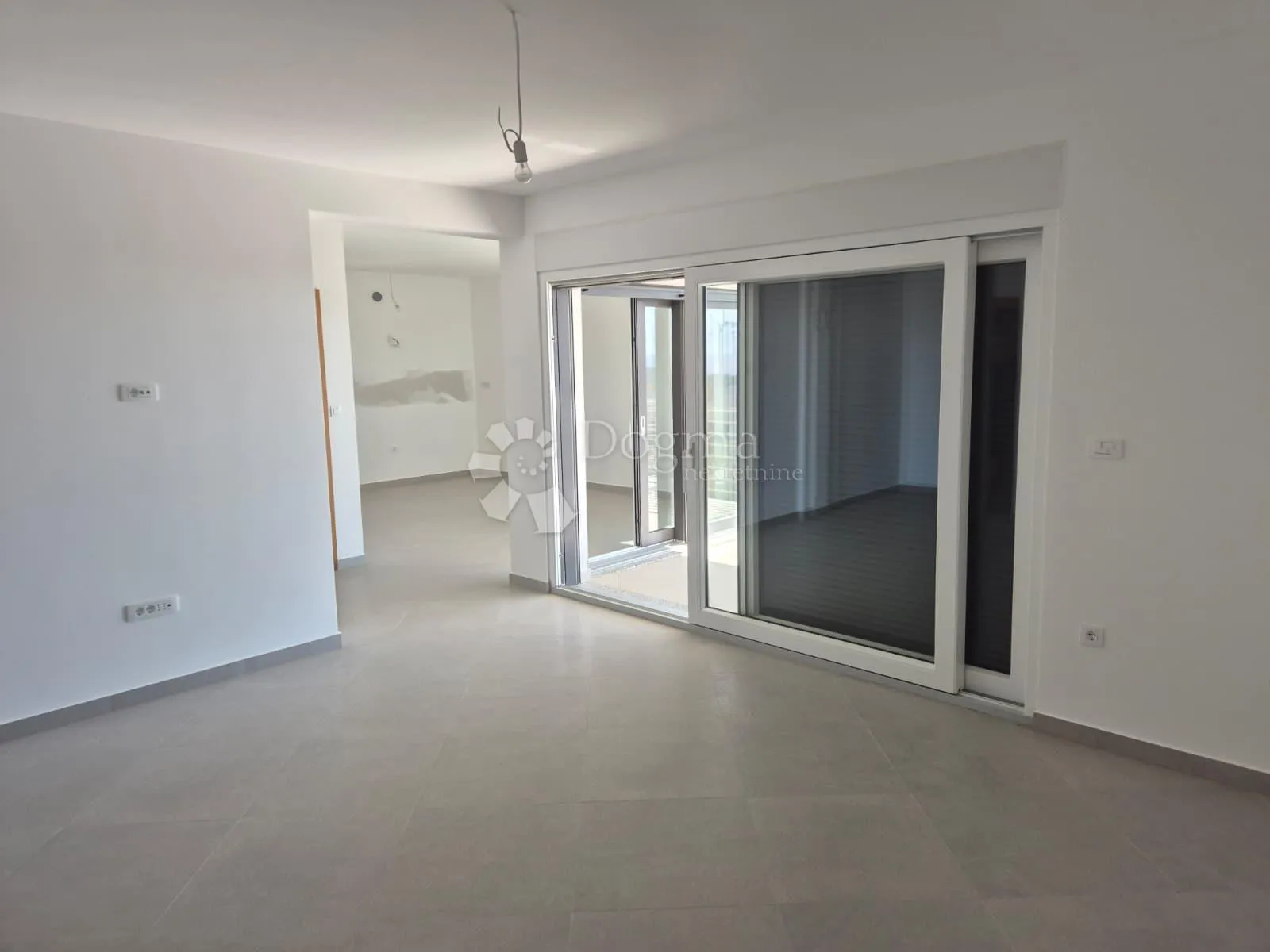 prodaje se – elegantan dvosobni stan na drugom katu, primošten - slika 7