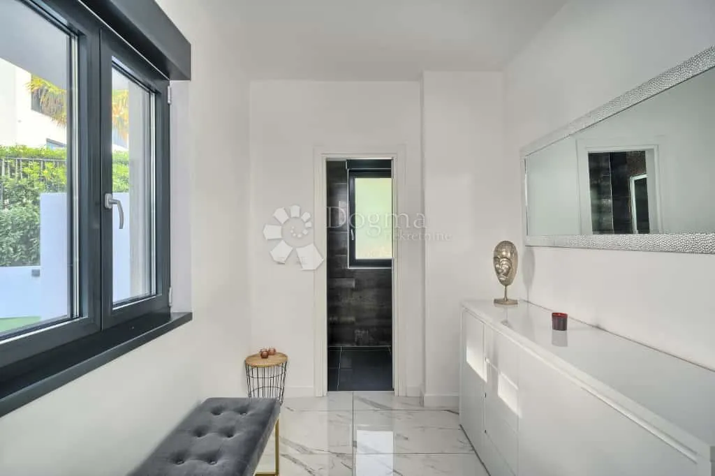vila s bazenom u strožancu - slika 37