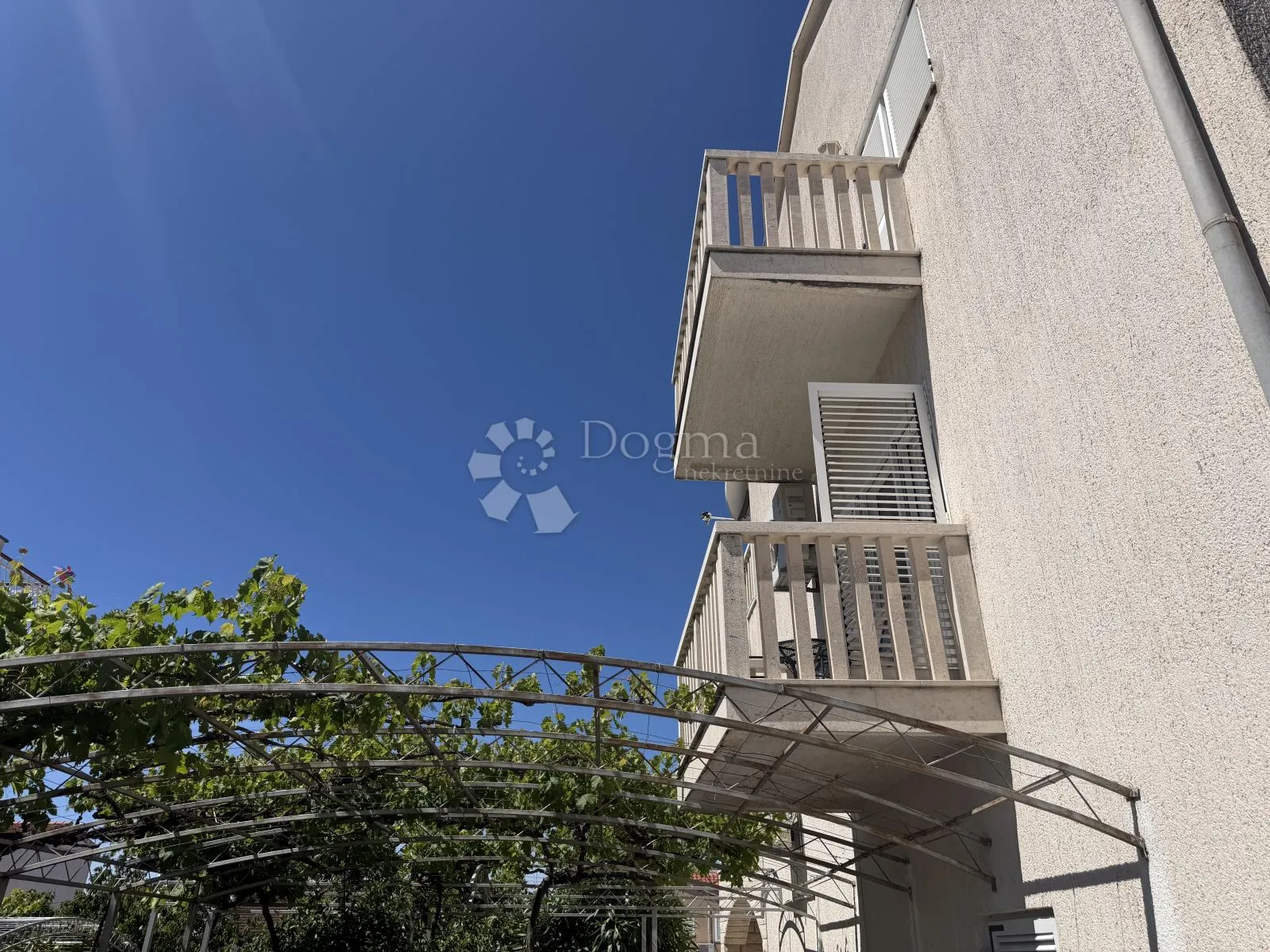 prilika u brodarici- kuća blizu mora, s 6 apartmana i 3-sobnim stanom!! - slika 3