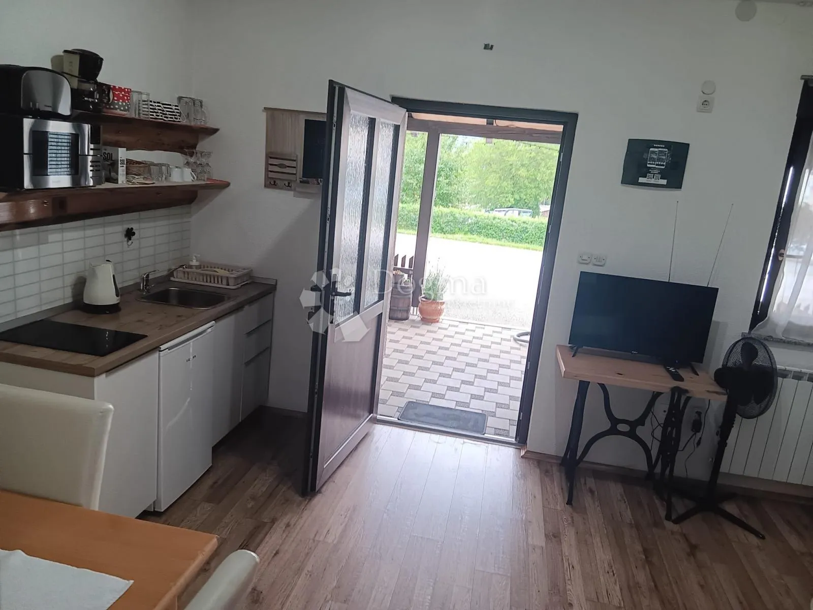 kuća u korenici, za investiciju i život - slika 10