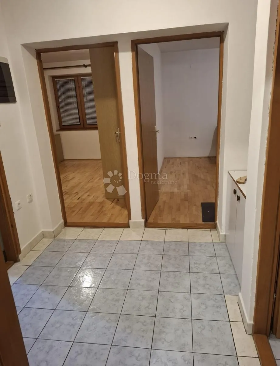renoviran stan s garažom i podrumom centar i.kat - slika 4