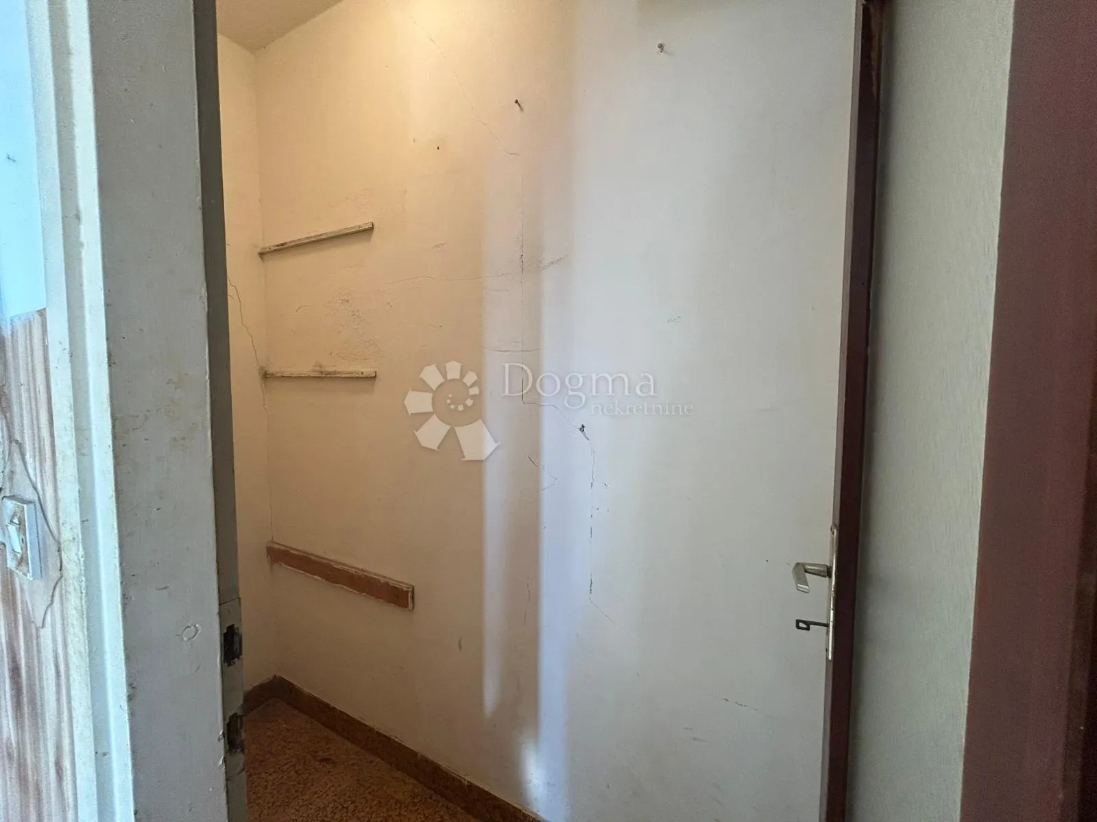 sniženo!! stan za adaptaciju na traženoj lokaciji u puli - slika 2