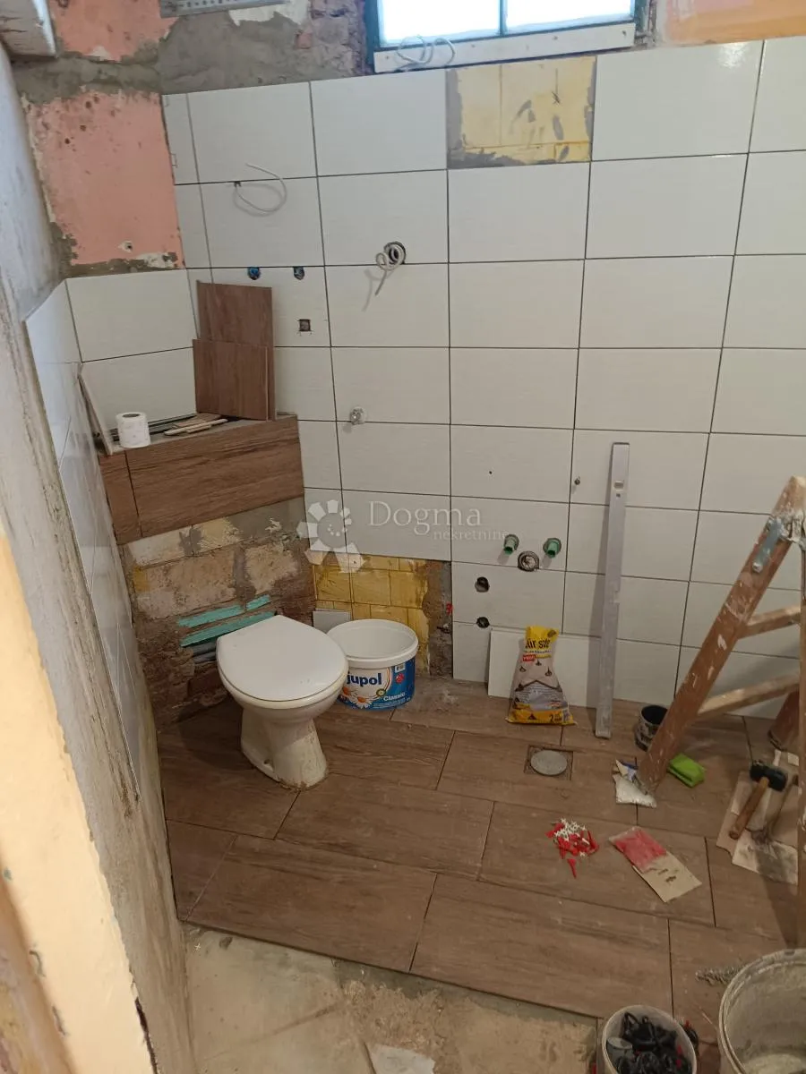 stan u kući za renovaciju - slika 6