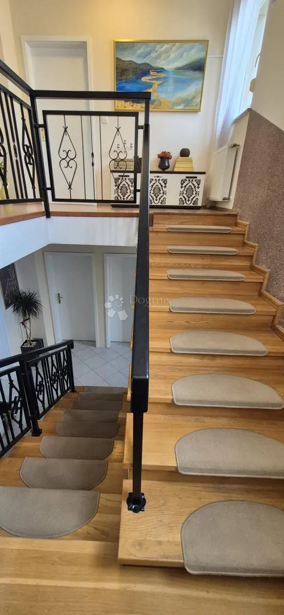 kuća sa 2 stana i bazenom - slika 90