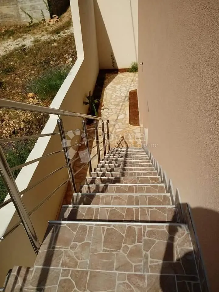 prodaja kuće 80m od mora, 6 apartmana - slika 13