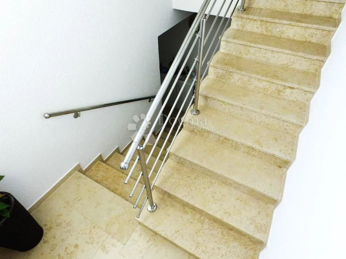 kuća sa 6 stambenih jedinica - 600m od mora! - slika 34
