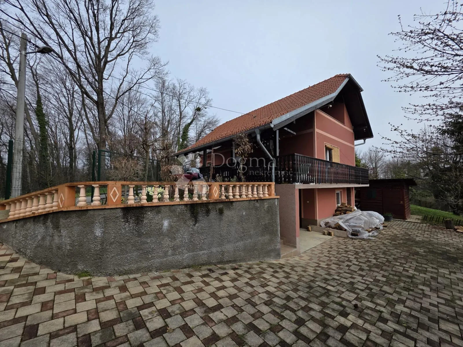 prostrana kuća s velikom okućnicom i šumom - slika 1