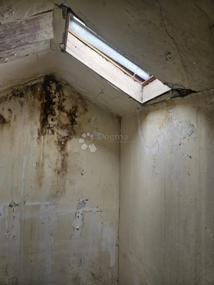 stan za renovaciju prvi red do mora! - slika 10