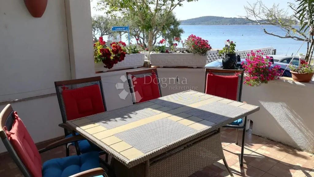 lovetovo -vodice, predivna kuća s 6 apartmana, prvi red do mora - slika 25