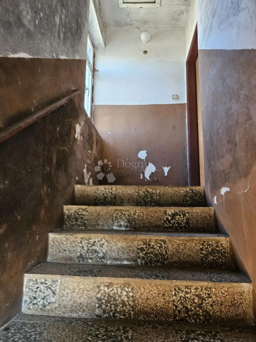 samostojeća stara kuća za renovaciju s pogledom na more! vadalj - slika 5