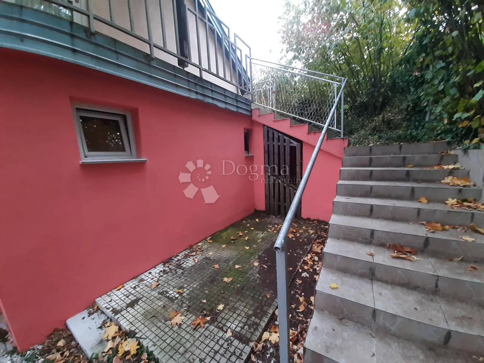 dvosobni stan s prostranom terasom, garažom i zajedničkim vrtom - centar remeta - slika 16