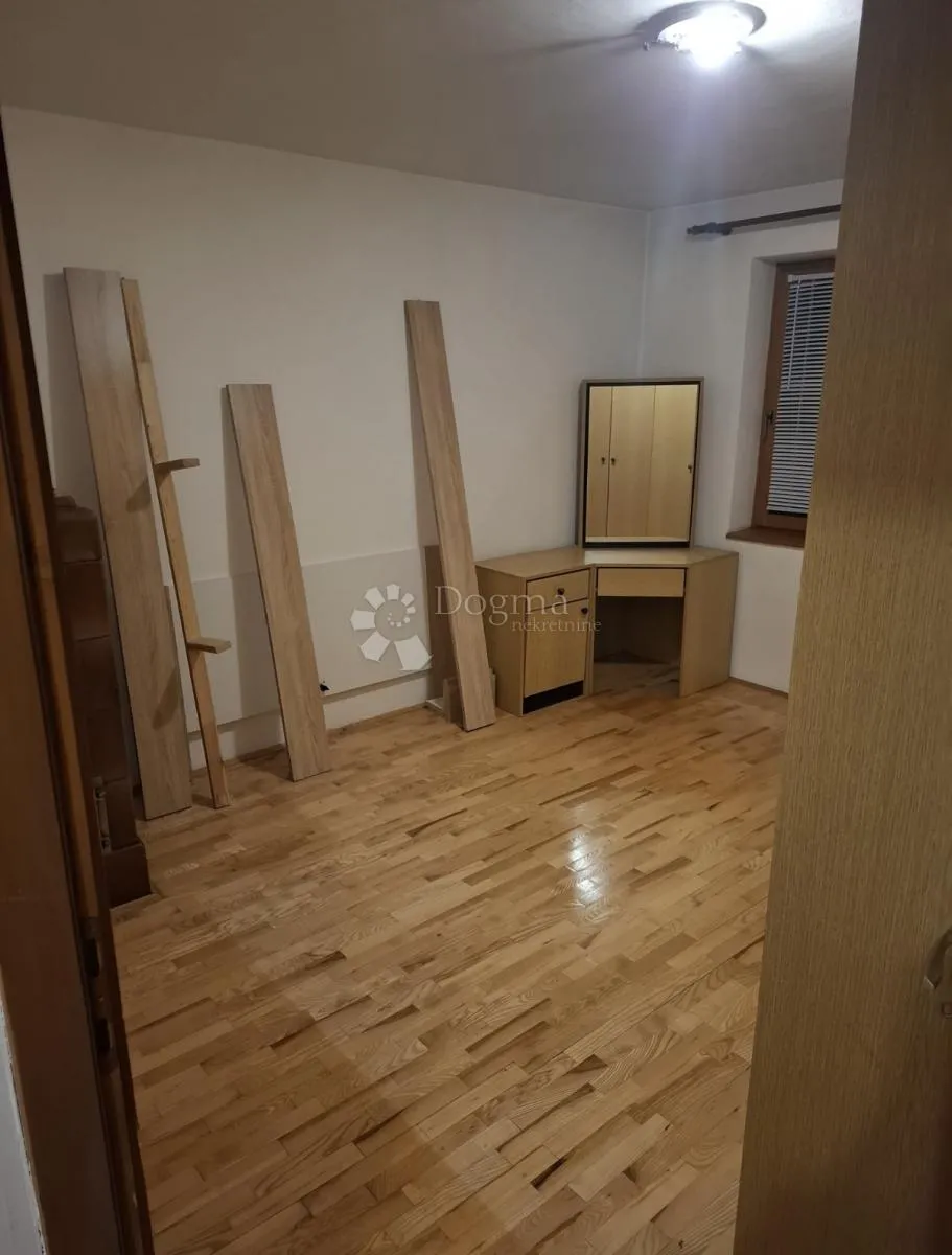 renoviran stan s garažom i podrumom centar i.kat - slika 8