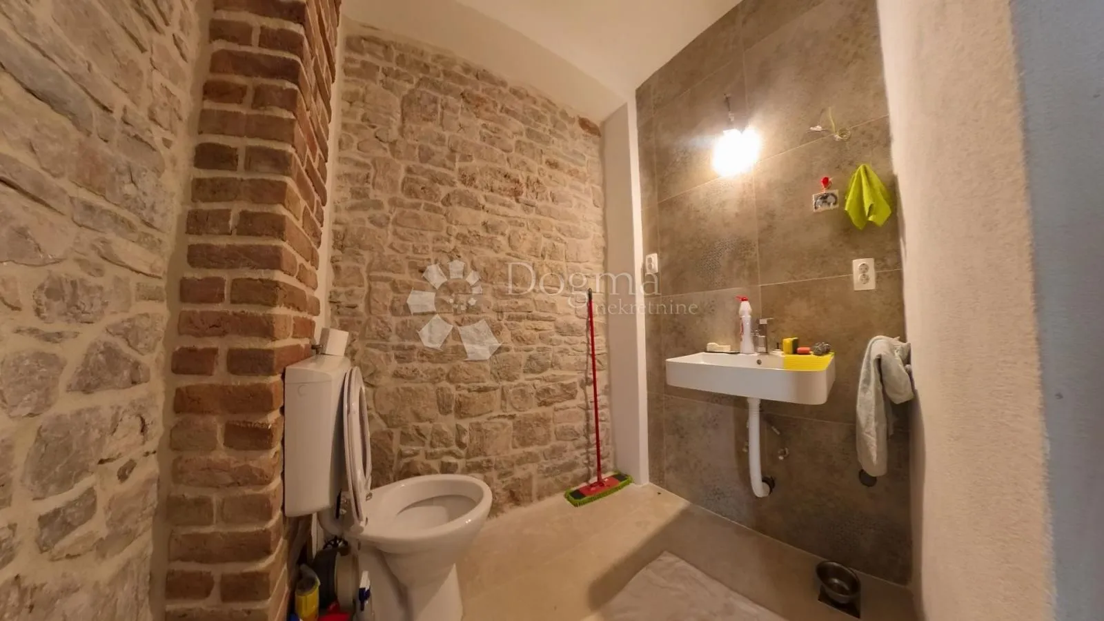 renovirana kamena kuća u nizu s velikom terasom - grohote,šolta - slika 11