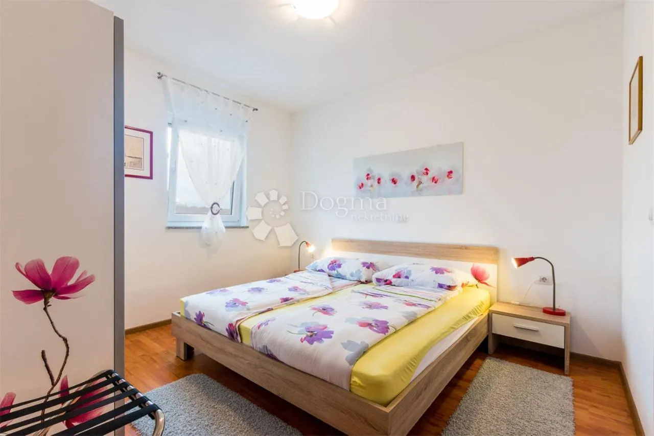 vila sa bazenom na mirnoj lokaciji - slika 22