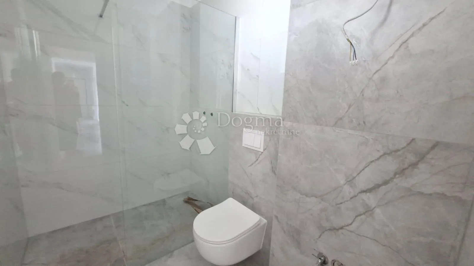 penthouse sa 3ss+db i krovnom terasom 800m od mora - slika 7