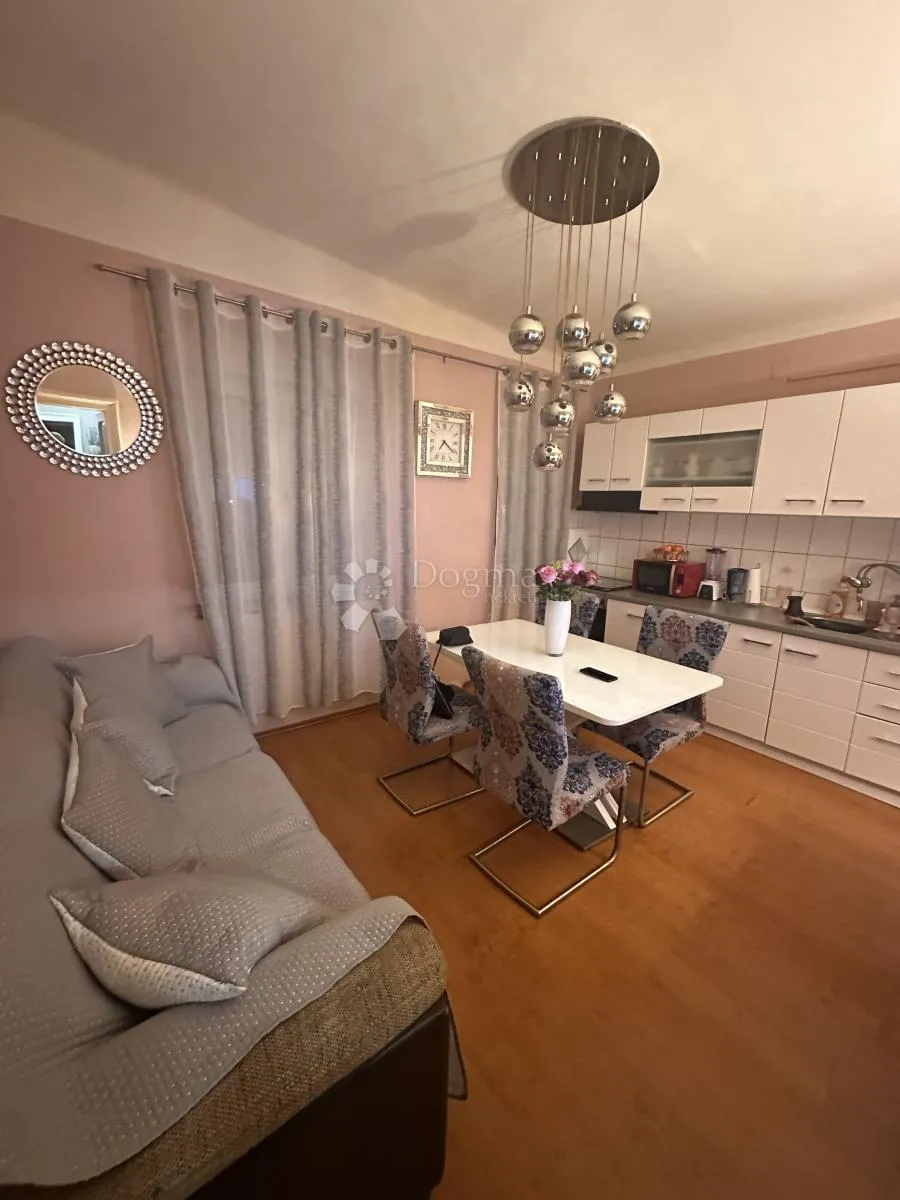 stan u centru zadra 41 m2 - slika 9