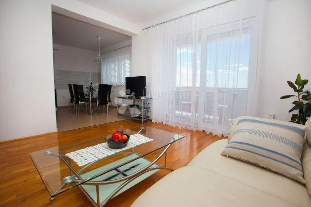 luksuzna kuća s bazenom i apartmanima na rabu - slika 18