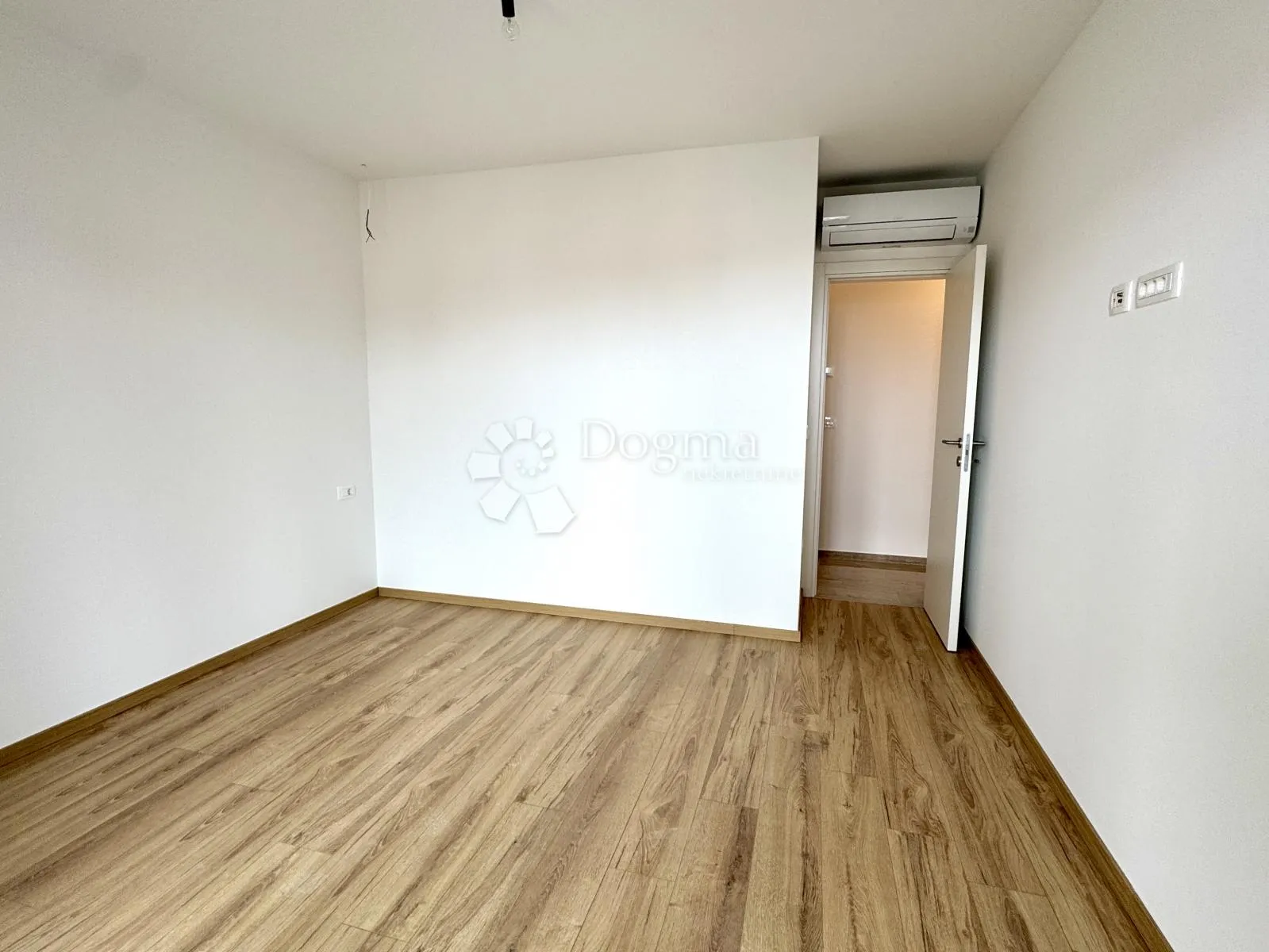 novigrad – moderni stan 78 m², 2 spavaće sobe, terasa, parking, blizina plaže - slika 4
