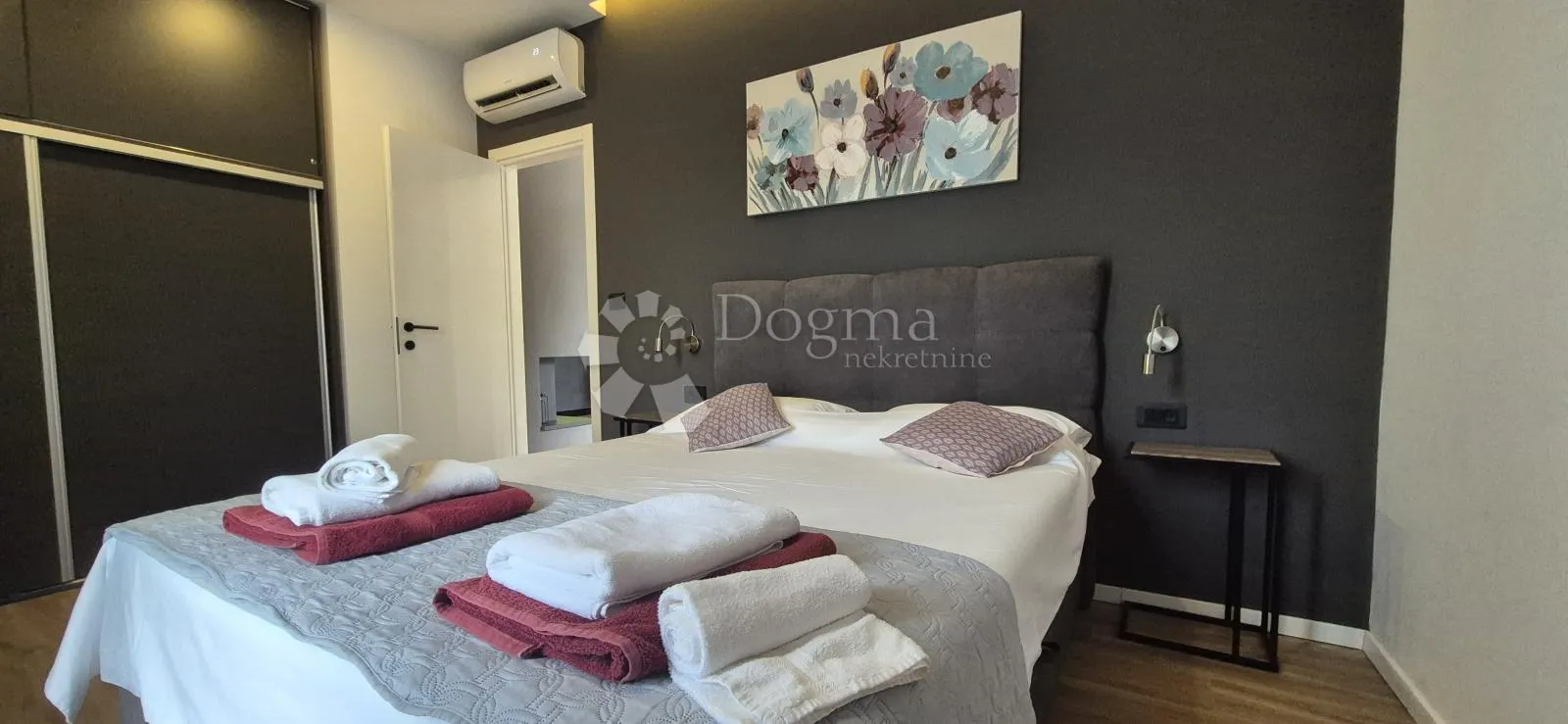 kuća sa bazenom i jacuzijem okružena zelenilom - slika 21