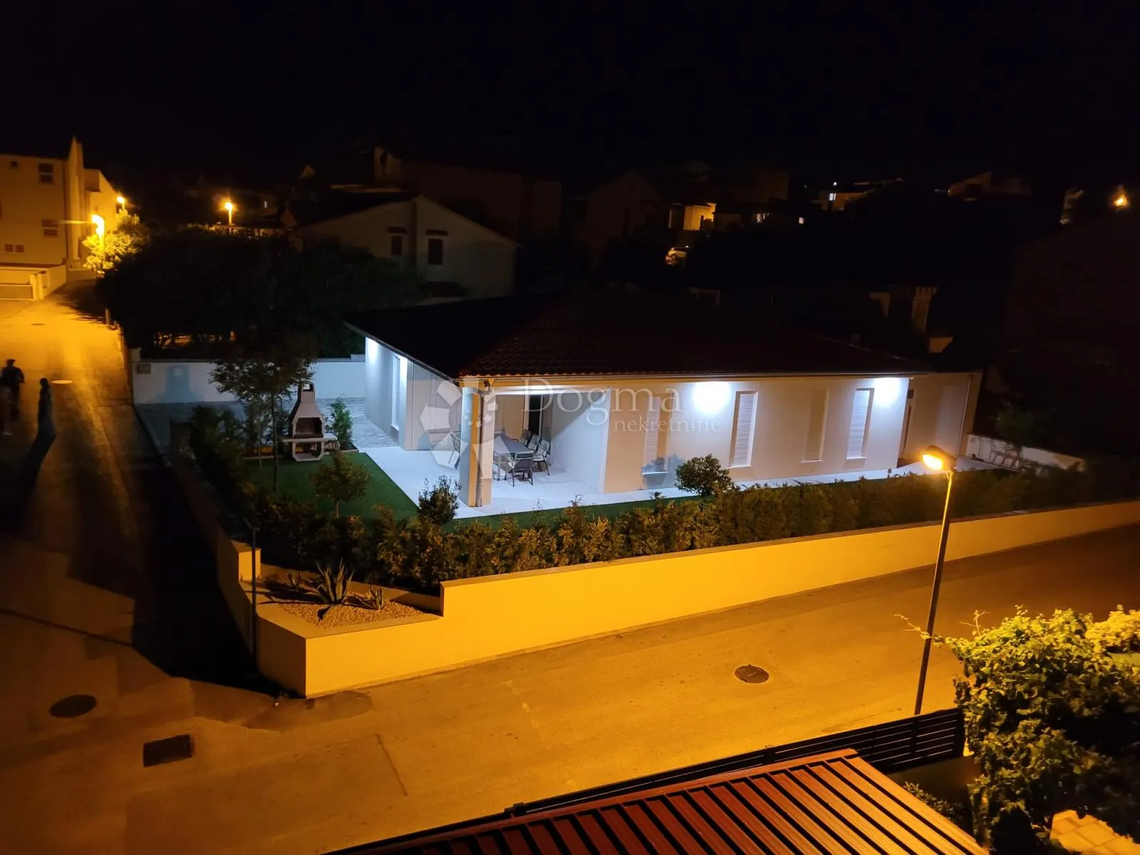 vodice - prekrasna novoizgrađena kuća s garažom i dvorištem - slika 3