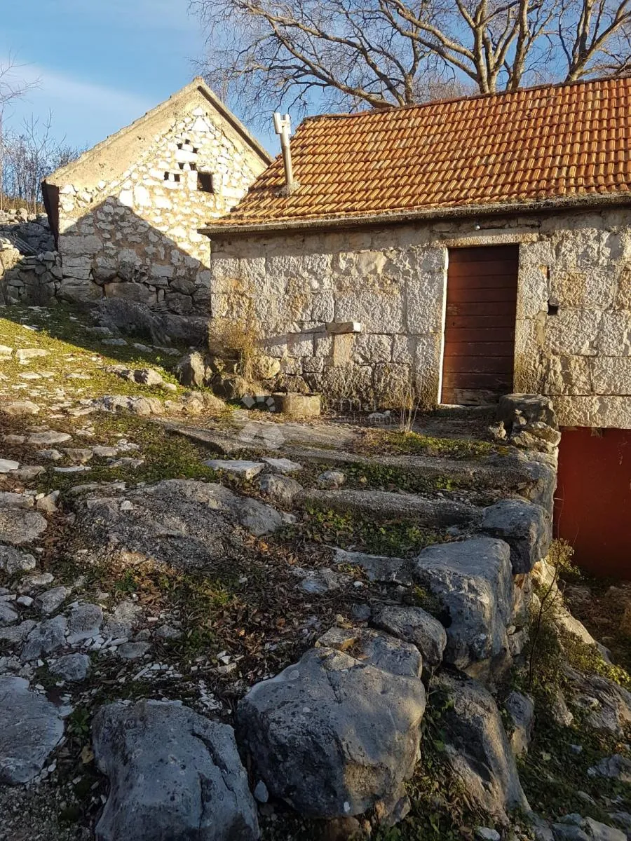 kamene kuće sa 3.500 m² zemljišta – mir, privatnost i blizina splita - slika 8