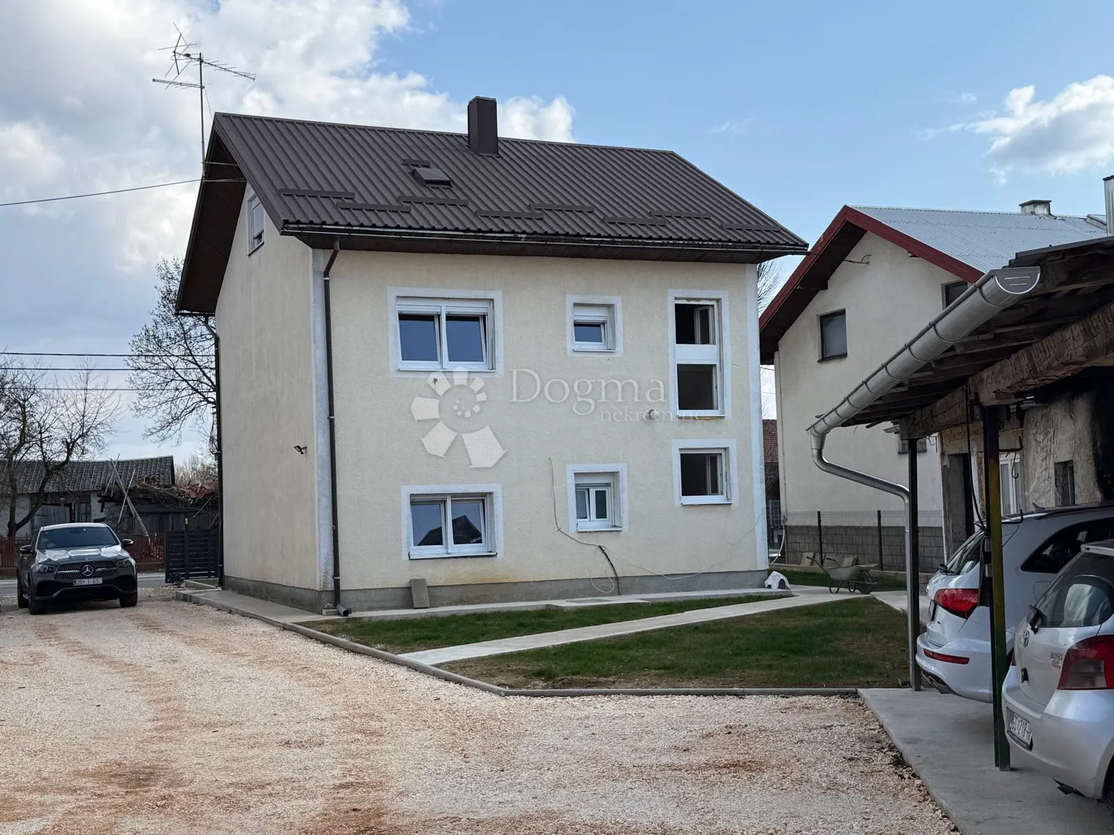 kuća s 2 stana 2 pomoćna objekta i 3000 m2 vrta - slika 5