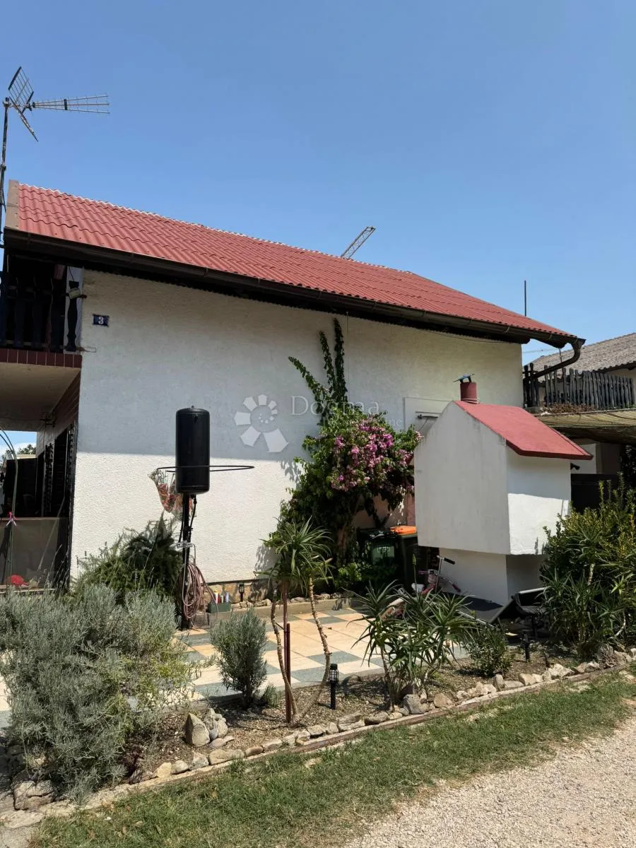 prekrasna kuća u vrsima – samo 30 m od mora! - slika 10