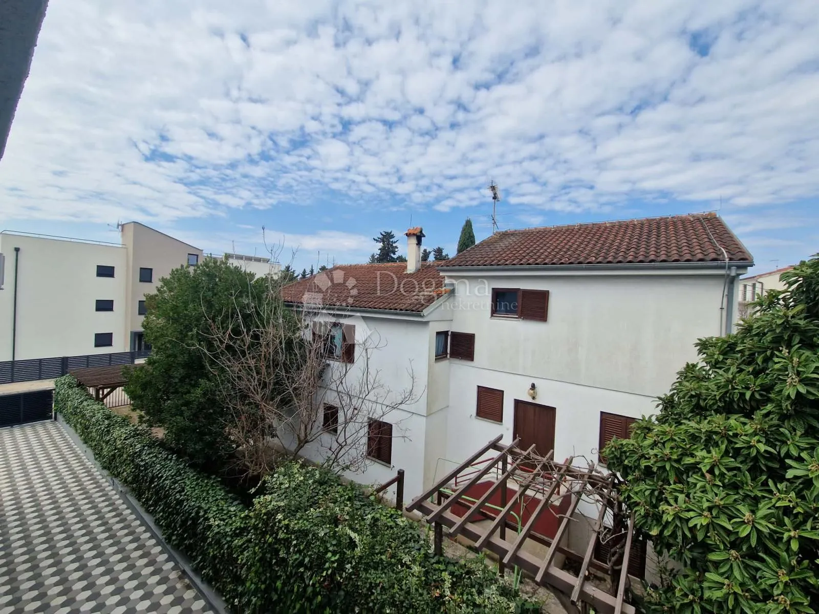 kuća s 4 apartmana - drugi red od mora - slika 59