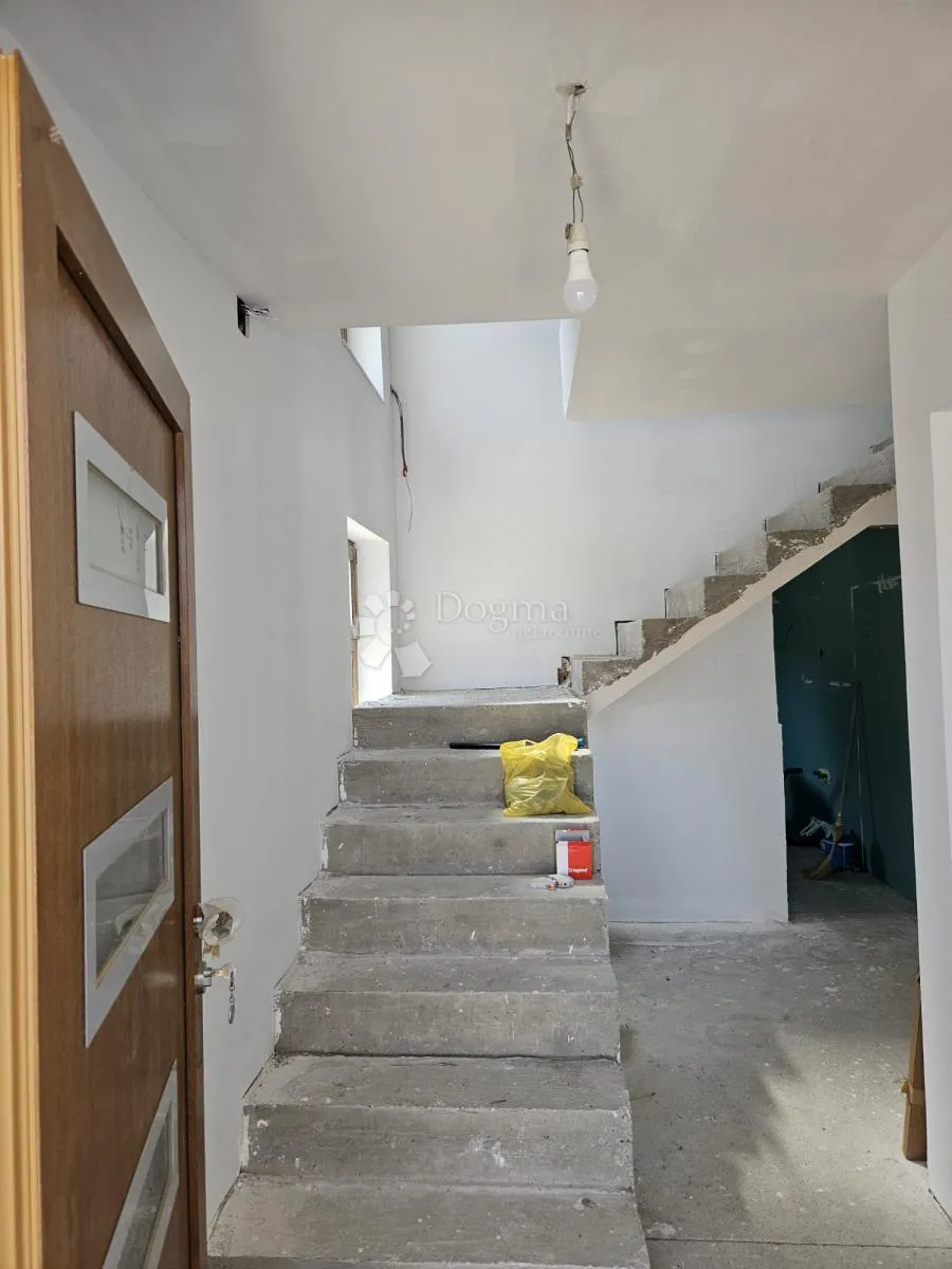 obiteljski dom u sarvašu, 5 soba, 196m2! - slika 12
