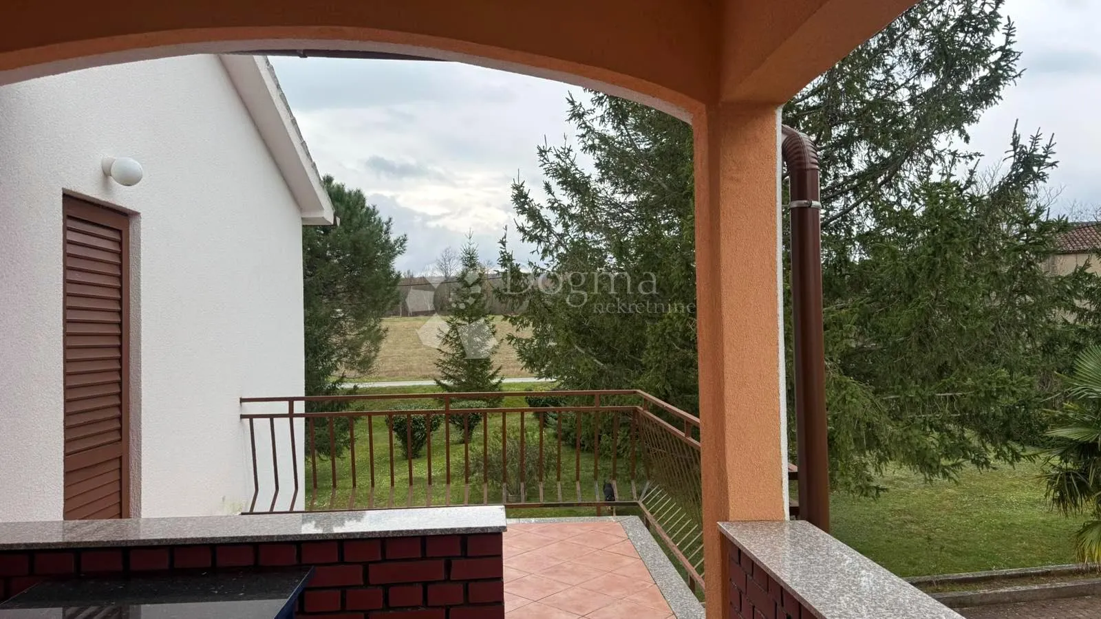 kuća s dva stana i građevinskom okućnicom 4740m2 u okolici labina - slika 21