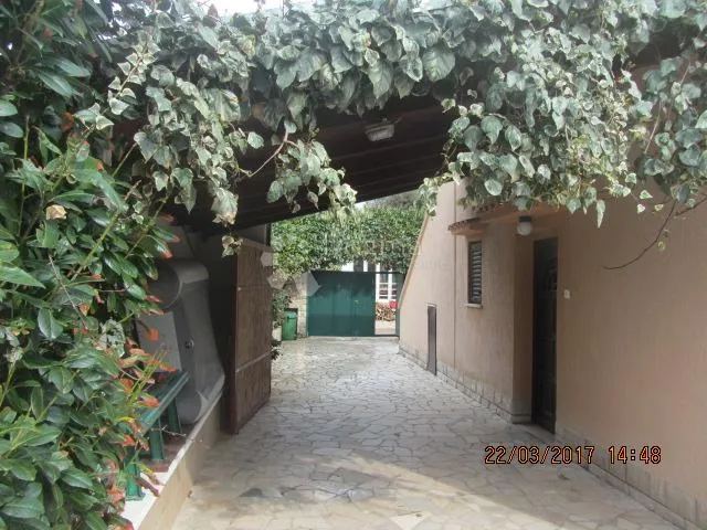kuća sa tri apartmana - slika 5