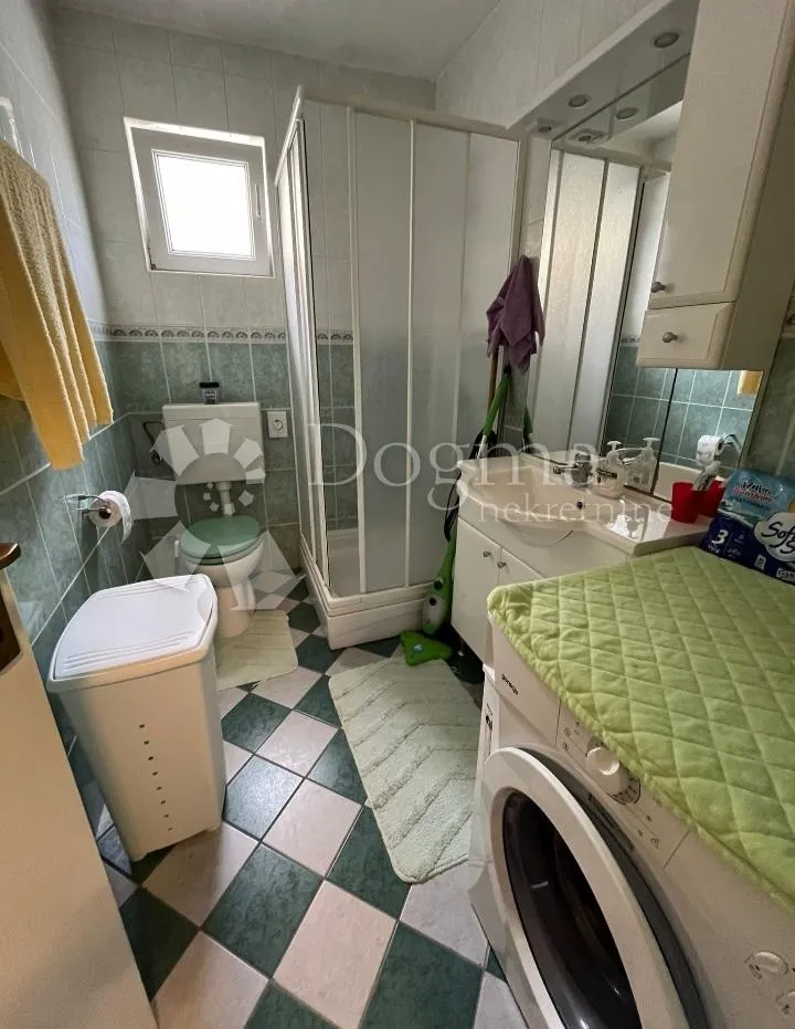 apartman s vrtom,blizu mora i centra, pakoštane - slika 7