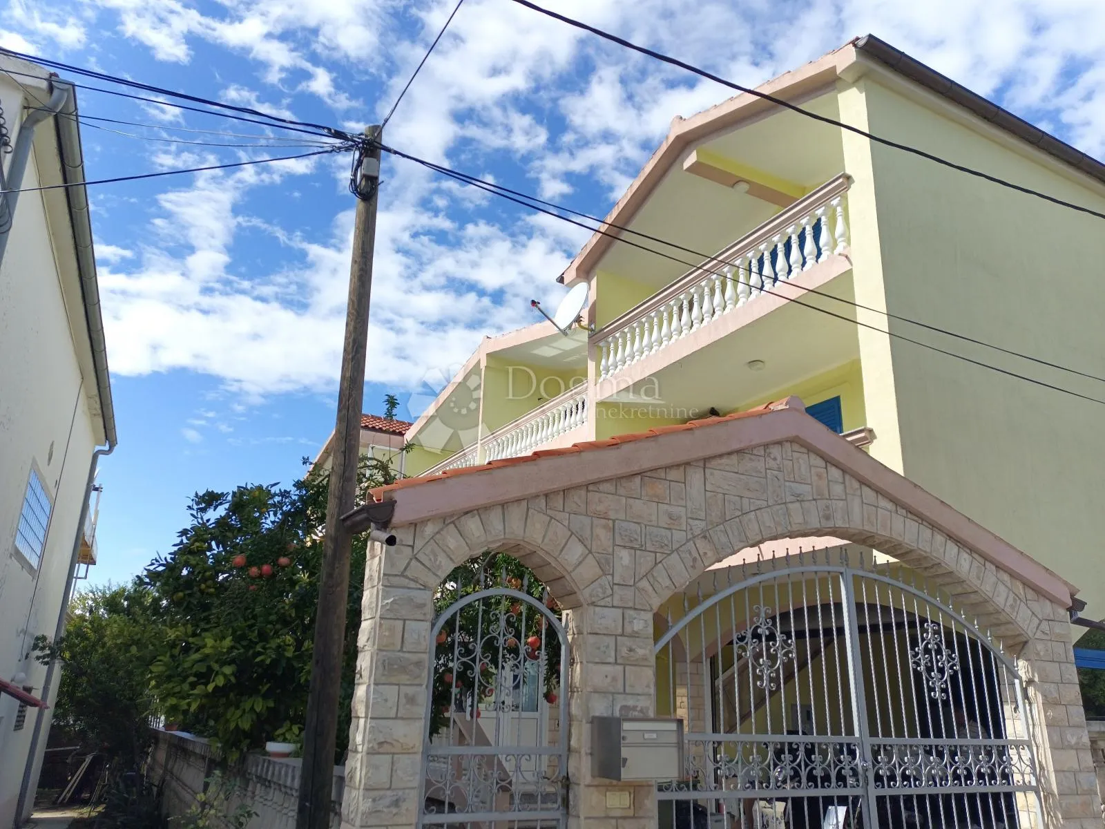 vodice prekrasna kuća sa 9 apartmana 100 metara od mora - slika 5