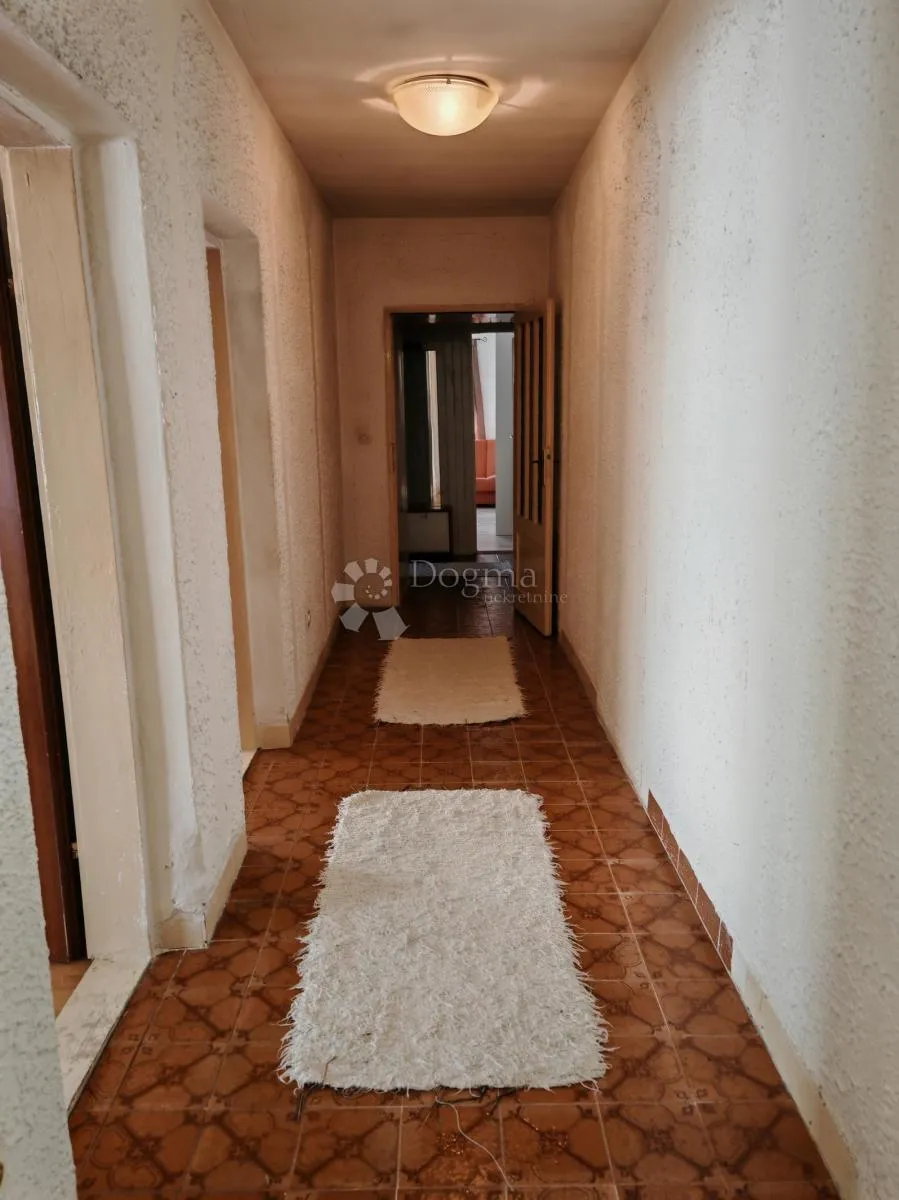 kuća s okućnicom i pomoćnim objektima - slika 10