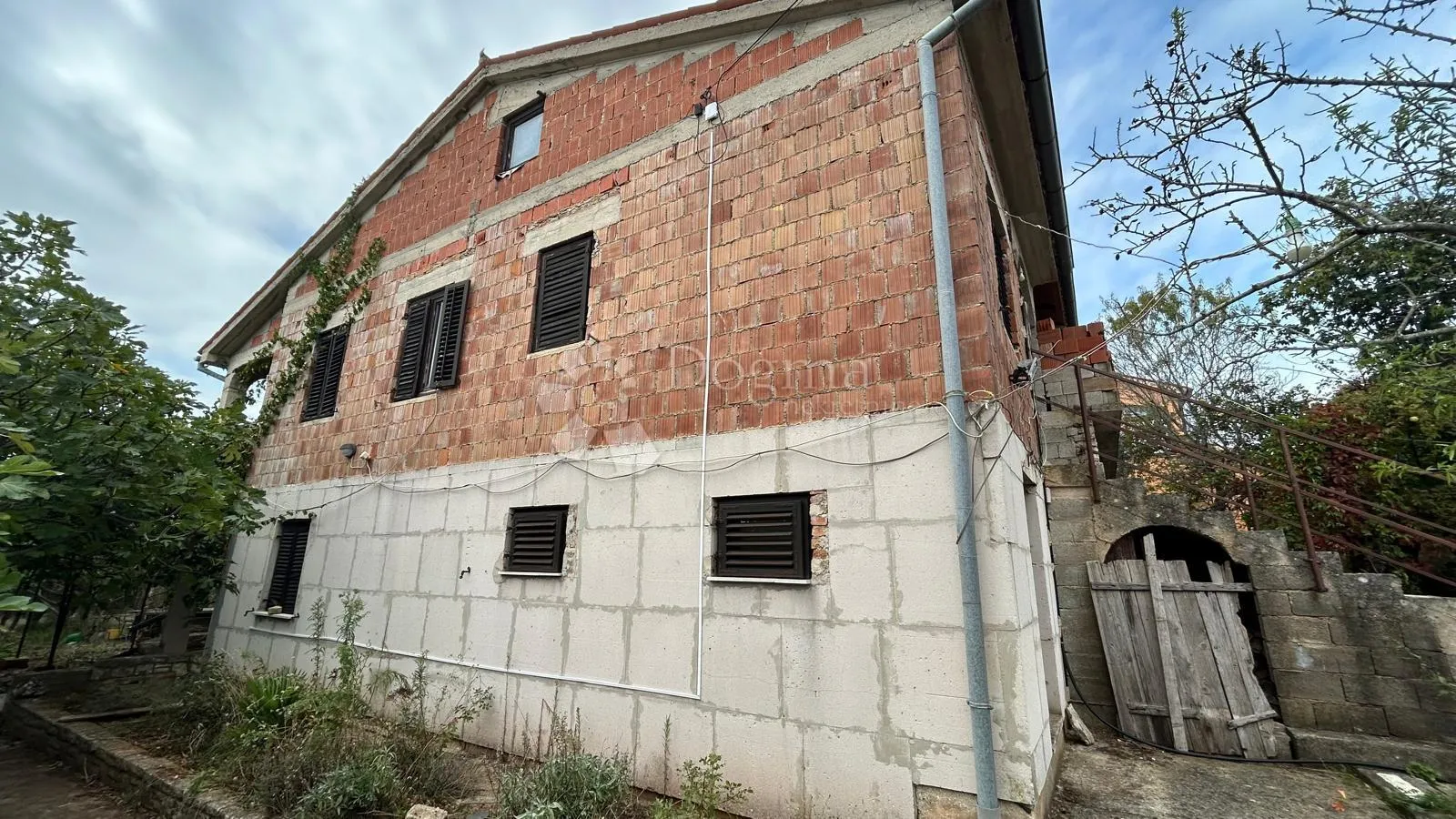 samostojeća kuća u roh-bau fazi s useljivim stanom - krnica - slika 11