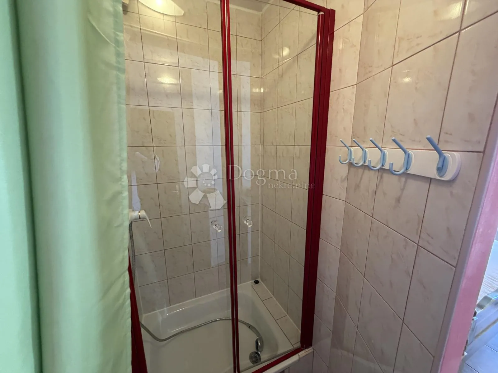 prilika u brodarici- kuća blizu mora, s 6 apartmana i 3-sobnim stanom!! - slika 40