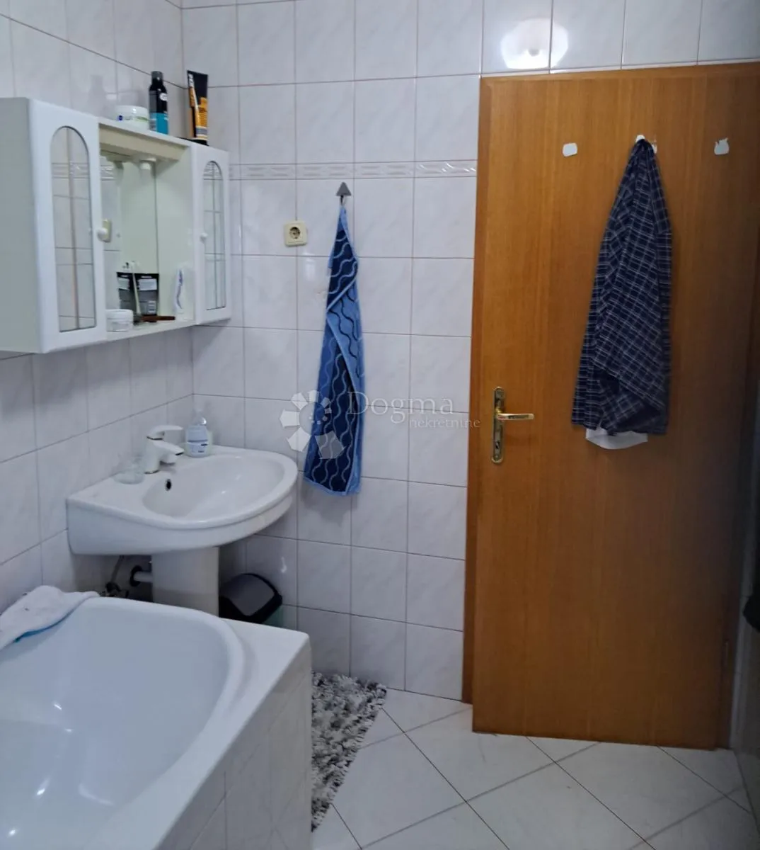 trosoban stan u potkrovlju, brda, split - slika 8