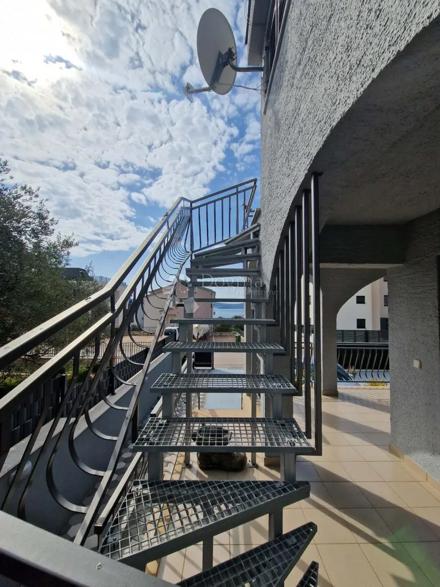 kuća s 4 apartmana - drugi red od mora - slika 92