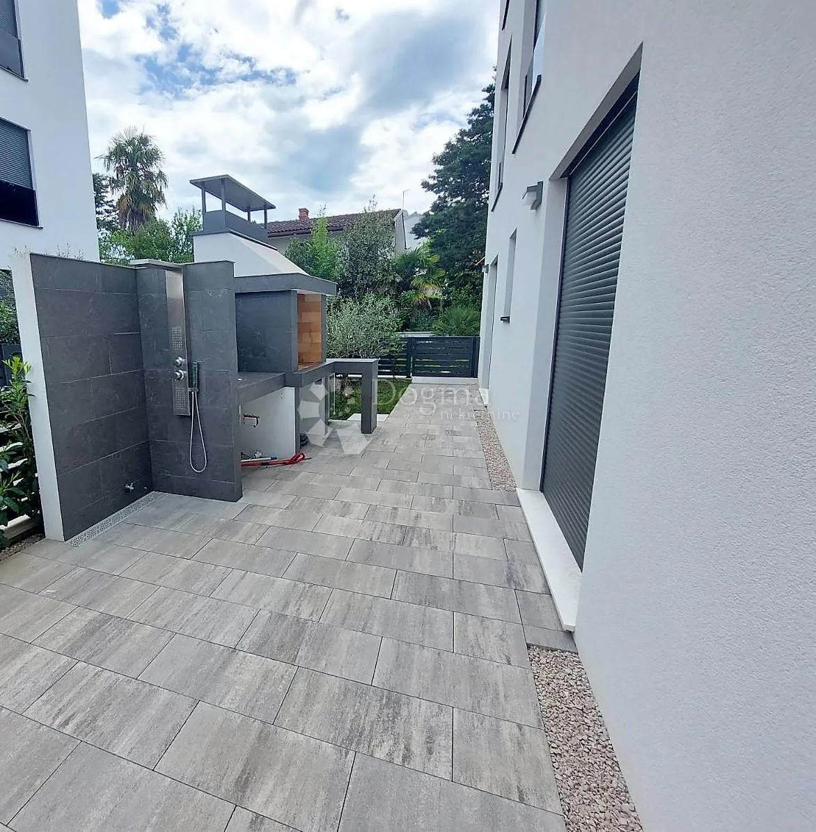 eksluzivan apartman u prizemlju sa bazenom, 70m od mora - slika 20