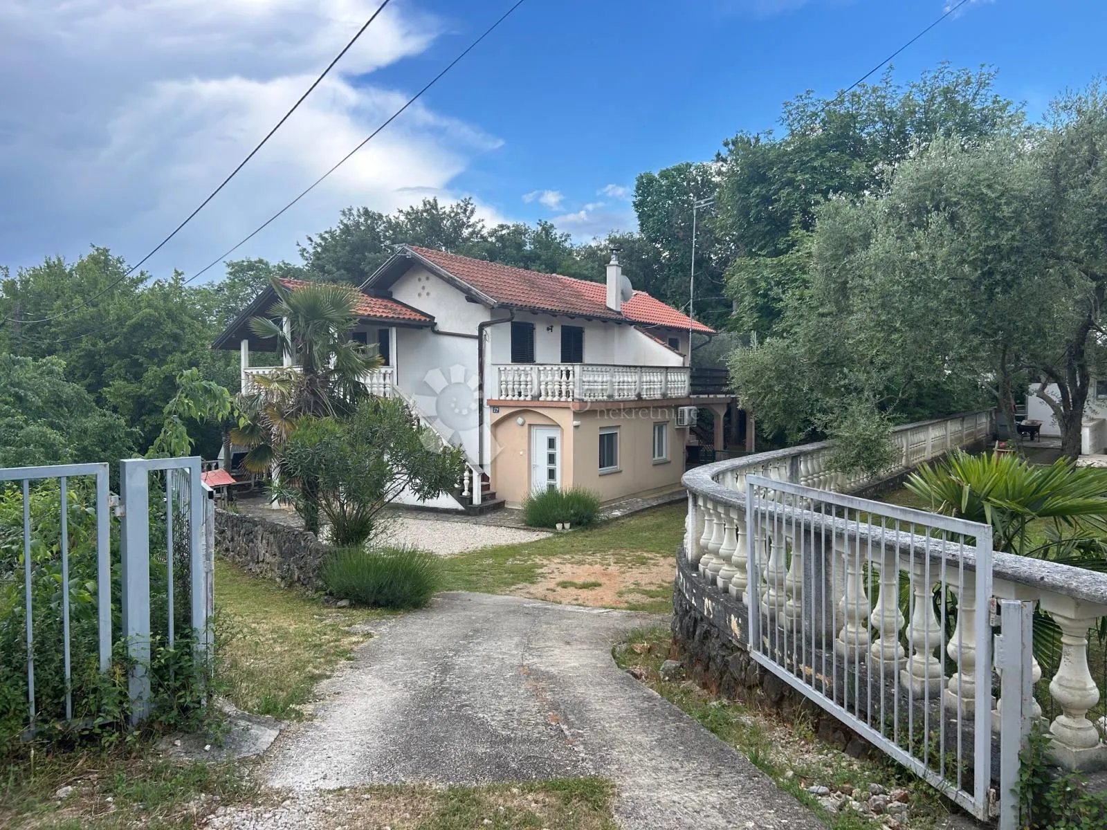 dvojna kuća okružena prirodom - slika 1