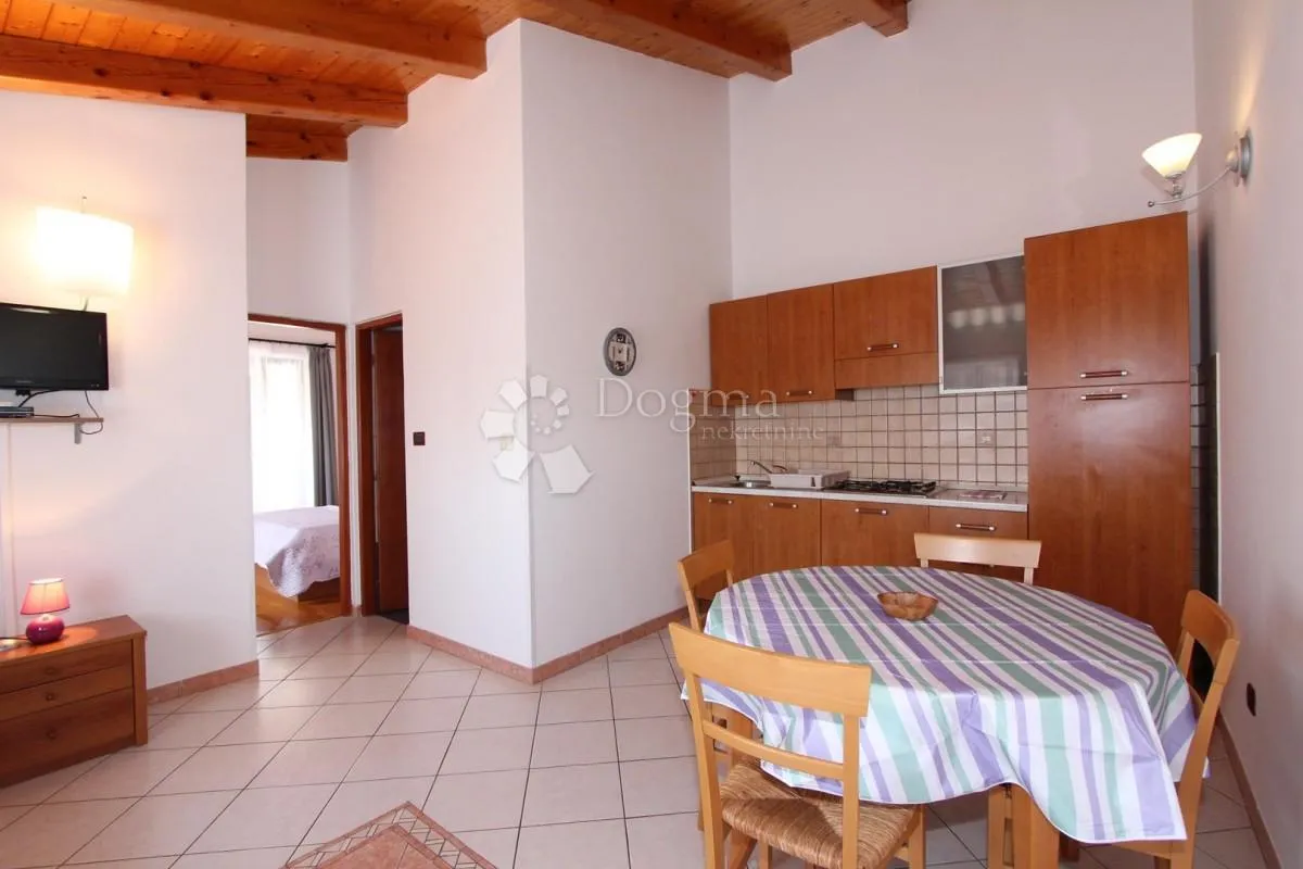 kuća sa apartmanima - slika 13