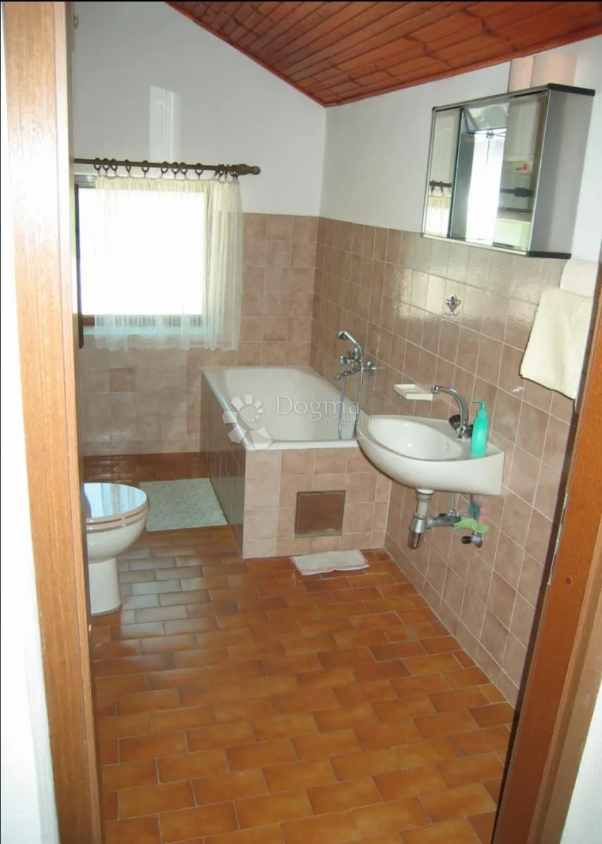 okrug gornji, kuća 400 m², 150 m od mora, prilika - slika 12