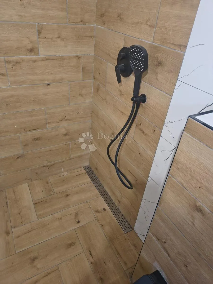 mikulići – stan 75 m² s terasom i izlazom u vrt - slika 12