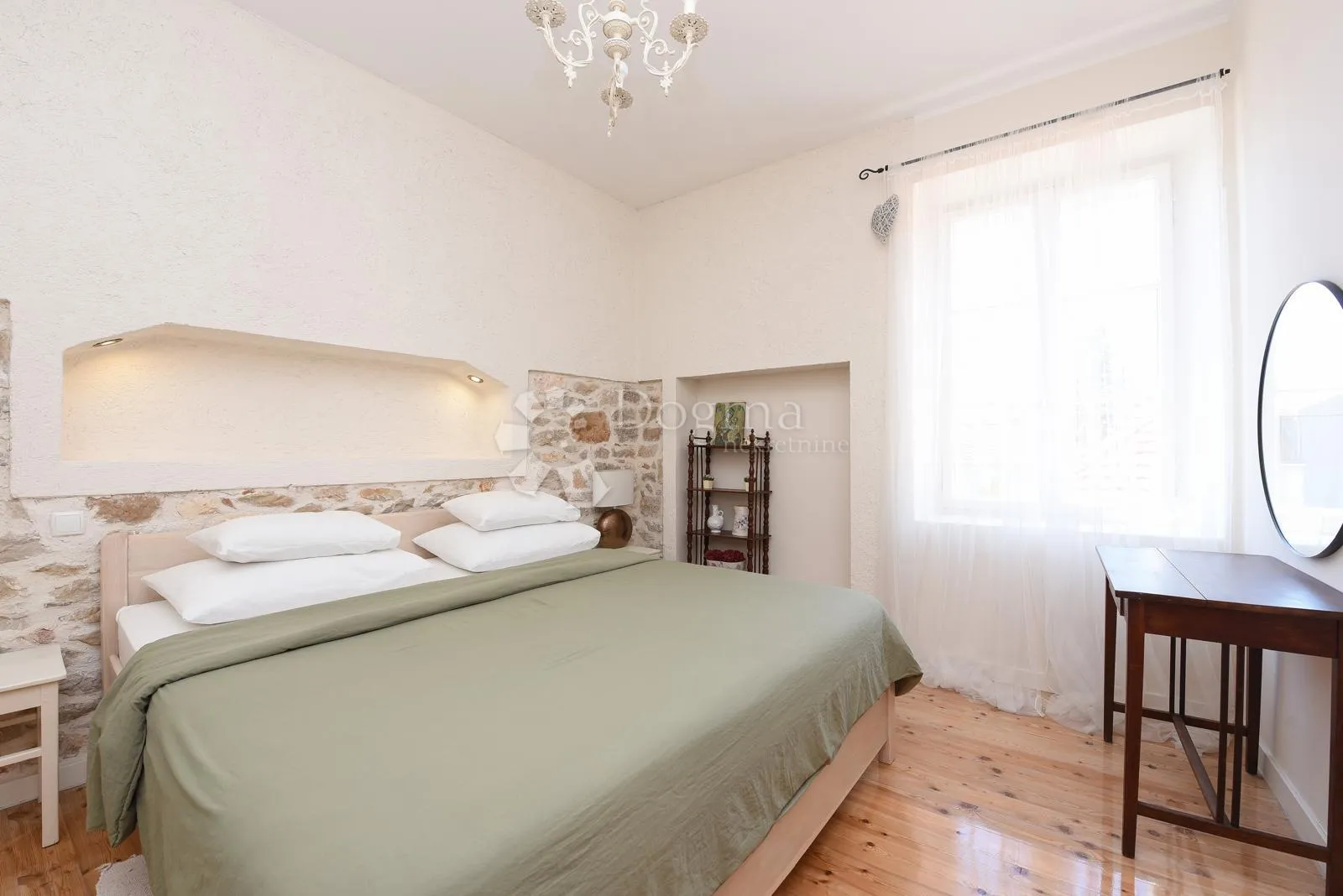 stan u kamenoj zgradi, 100 m od mora, 105 m2 stambeno + terasa - slika 17