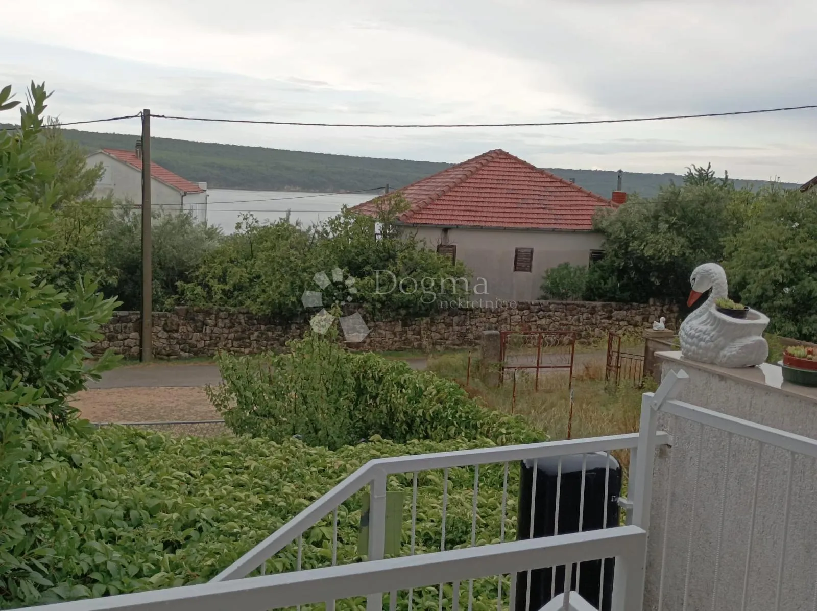 obrovac 2 apartmana 6sb + 2db ogromna okućnica - slika 19